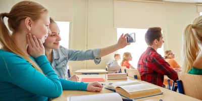 New Zealand to ban cellphones in schools