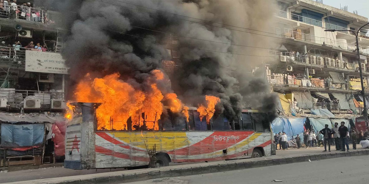 Victor Paribahan bus set on fire in Gulistan