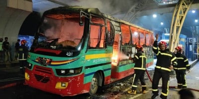 Bus set on fire in Gulistan on eve of blockade