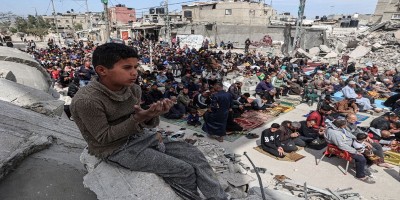 Gazans pray in mosque rubble on first day of Ramadan