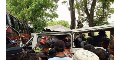 5 dead as bus hits microbus in Gopalganj