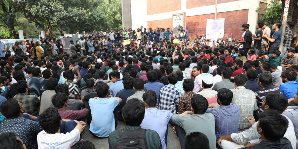 BUET students stage protest over entrance of BCL leaders on campus at midnight