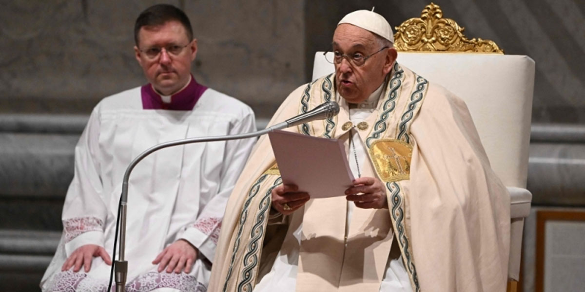 Catholics gather to hear Pope Francis give Easter Mass