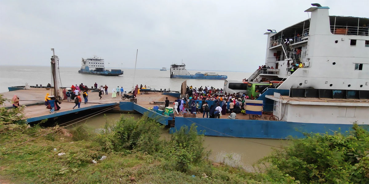 Heavy crowds but smooth Eid travel at Paturia Ghat