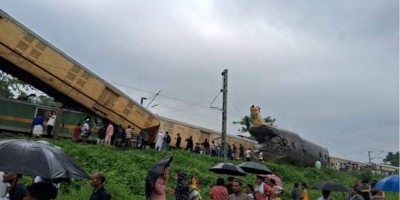 Five killed as Indian passenger and goods trains collide