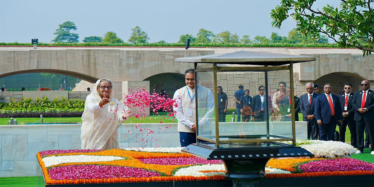 PM pays homage to Mahatma Gandhi