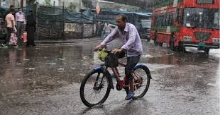 Commuters suffer as heavy rain inundates roads in Dhaka