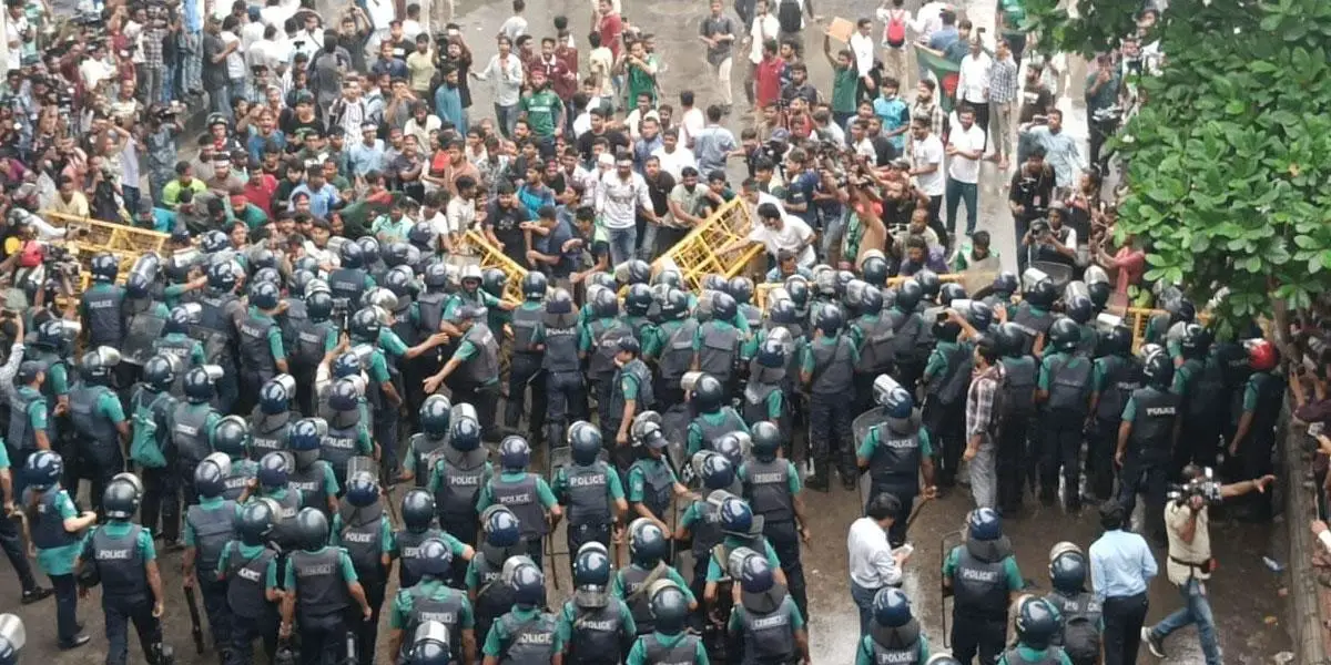 Protesters block Shahbagh breaking police barricade