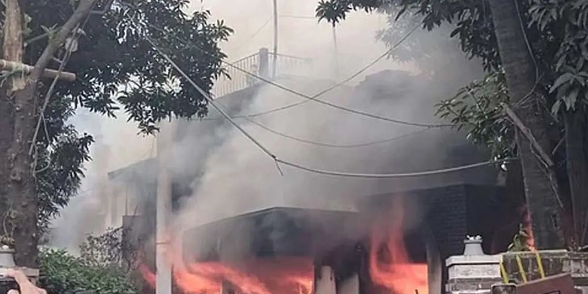 Angry crowds set on fire Bangabandhu Museum at Dhanmondi 32 । Khaborer Kagoj