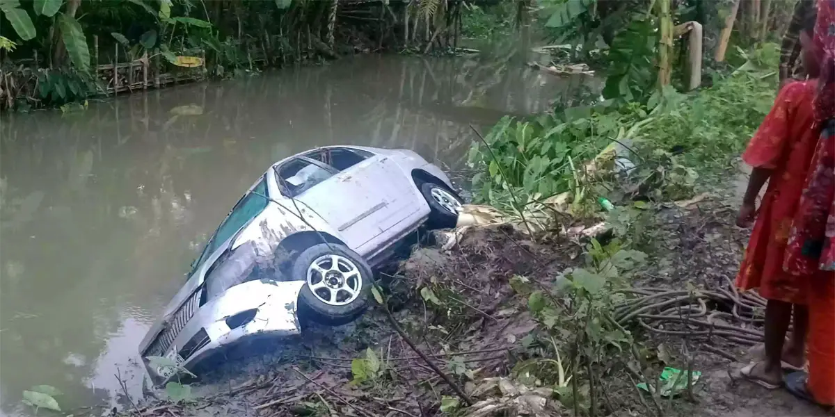 Eight die in private car crash in Pirojpur