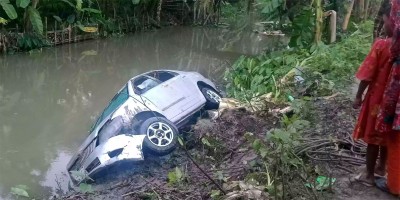 Eight die in private car crash in Pirojpur