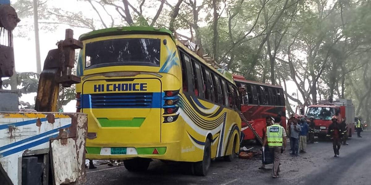 5 killed, 20 wounded as two buses collide in Faridpur