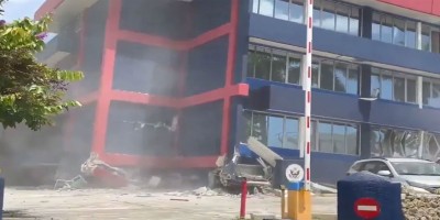 Bodies seen in street as major quake hits Vanuatu