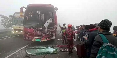 Multiple-vehicle collisions on Dhaka-Mawa expressway, 1 dead, 11 injured