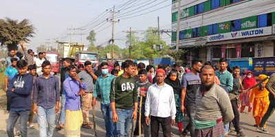 RMG workers block Chandra-Nabinagar highway in Gazipur