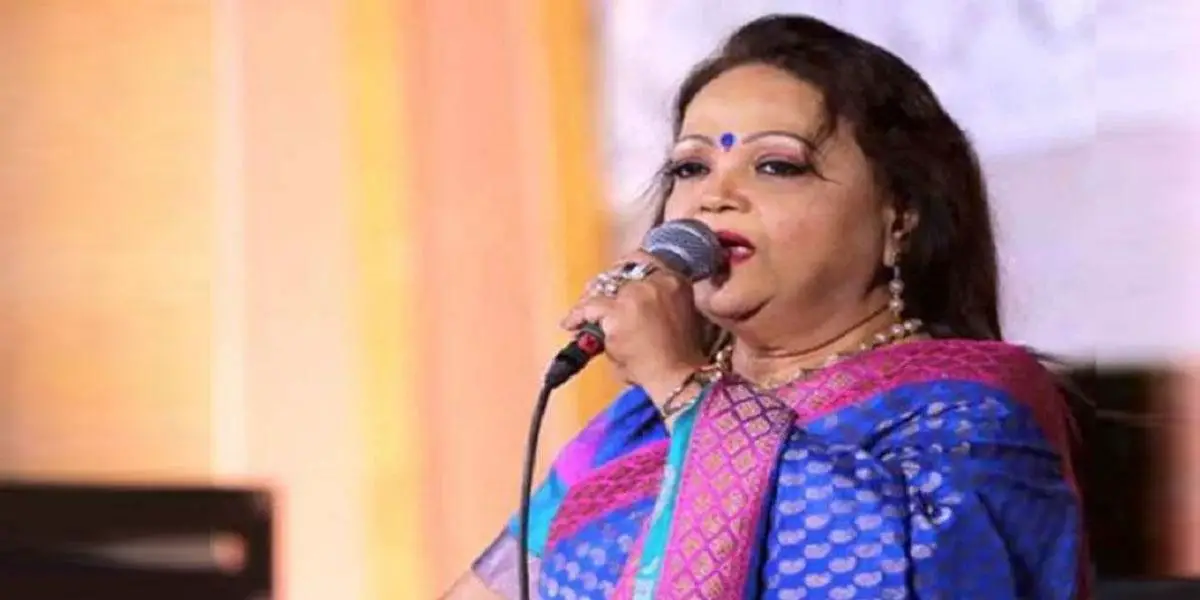 Sabina Yasmin collapses on stage amid returning performance