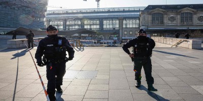 French police shoot two at Paris rail station