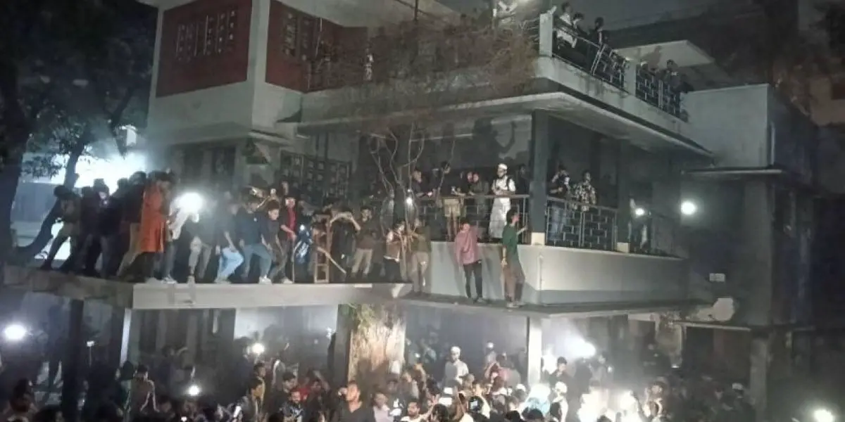 Protesters, students vandalism at Dhanmondi 32