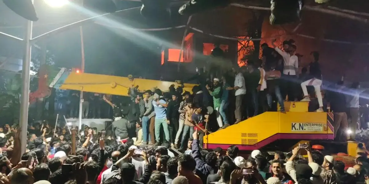 Dhanmondi 32 being demolished with bulldozer