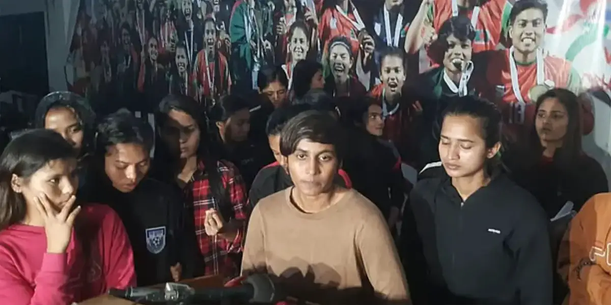 Rebelling women footballers agree to join practice