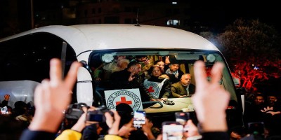 Hamas hands over bodies of Israelis as more Palestinian prisoners freed