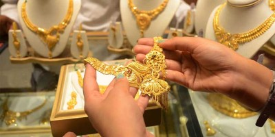 Gold price hits record high of Tk 1.54 lakh per bhori