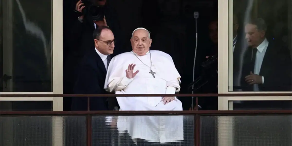 Pope returns to Vatican after five weeks in hospital