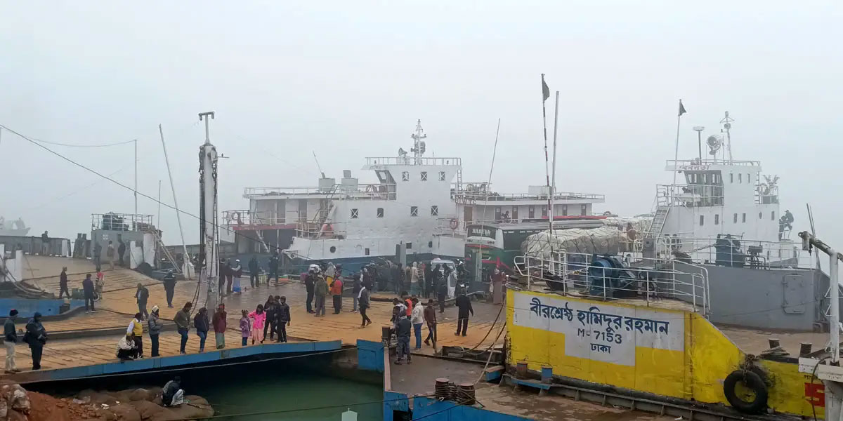 Eid holidaymakers start returning to Dhaka via Paturia ferry ghat