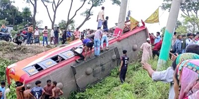 Five killed, 33 injured in devastating Faridpur bus crash