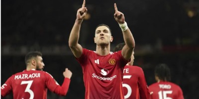 Man United stuns Lyon in epic 5-4 comeback to reach Europa League semifinals