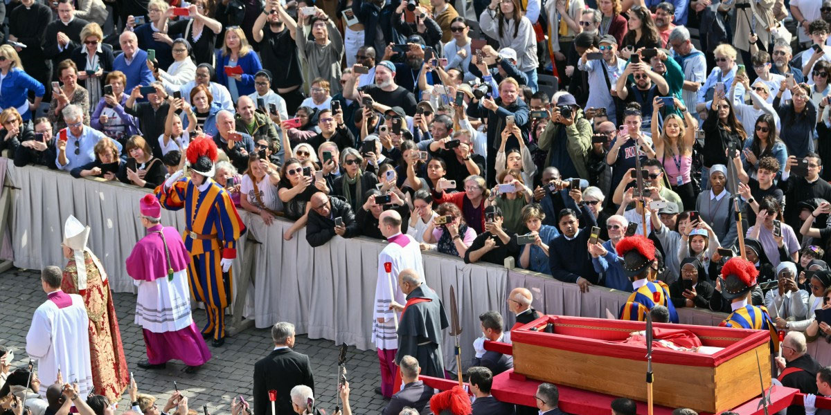 Crowds bid farewell to Pope Francis in first day of lying in state