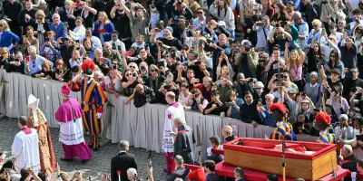 Crowds bid farewell to Pope Francis in first day of lying in state