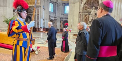 Prof Yunus pays last tribute to Pope Francis, joins funeral