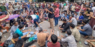 JnU students continue sit-in for second day, block Kakrail intersection