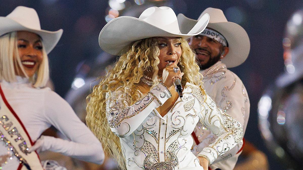 Cowboy Beyoncé dazzles nearly sold-out stadium