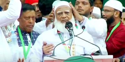 Jamaat Ameer collapses on stage while delivering speech