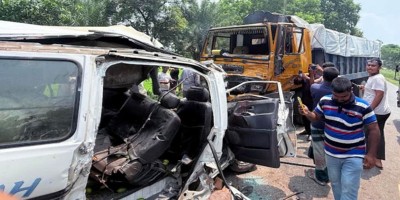 Five women among six killed in Natore road crash