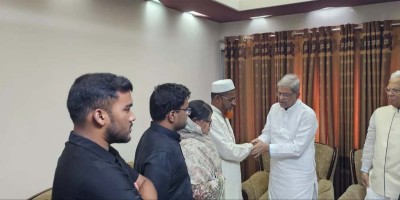 Mirza Fakhrul meets Pilot Towkir's family