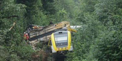 Three dead, several injured after train derails in Germany