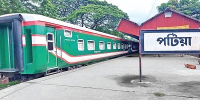 Engine of train carrying over 900 passengers detaches