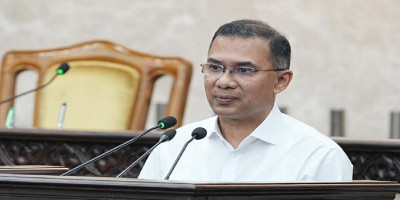 Don't get involved in politics during sports career, PM urges athletes