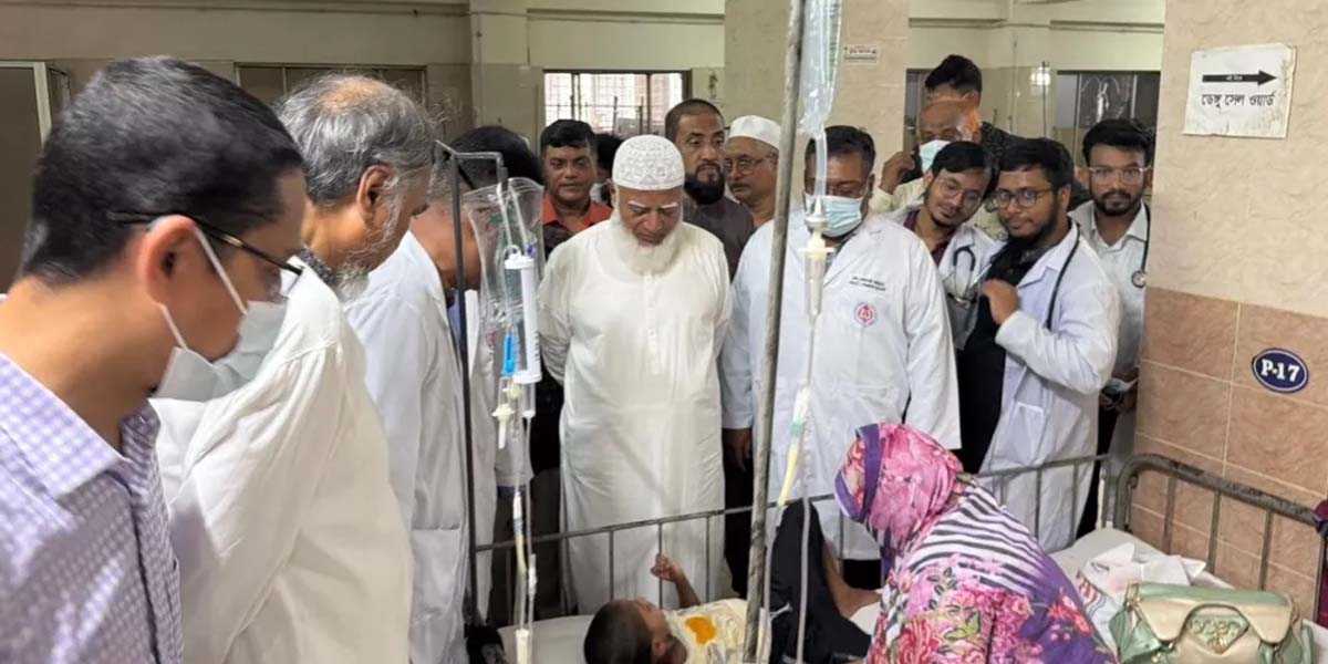 Jamaat Ameer visits Shishu Hospital to see measles-affected children