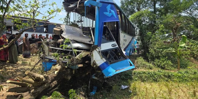 Four killed, 15 injured as two buses collide on Ctg-Cox's Bazar highway