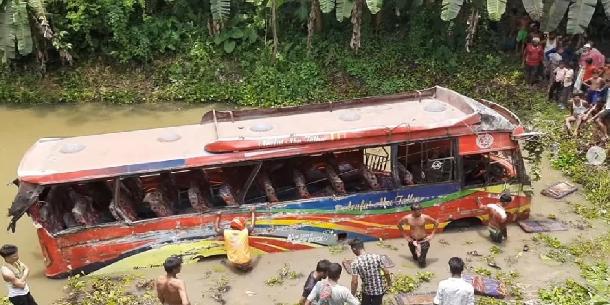Kushtia bus-truck collision leaves 5 dead, 30 injured