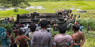Khulna-bound bus plunges into roadside ditch in Bhanga, 10 injured