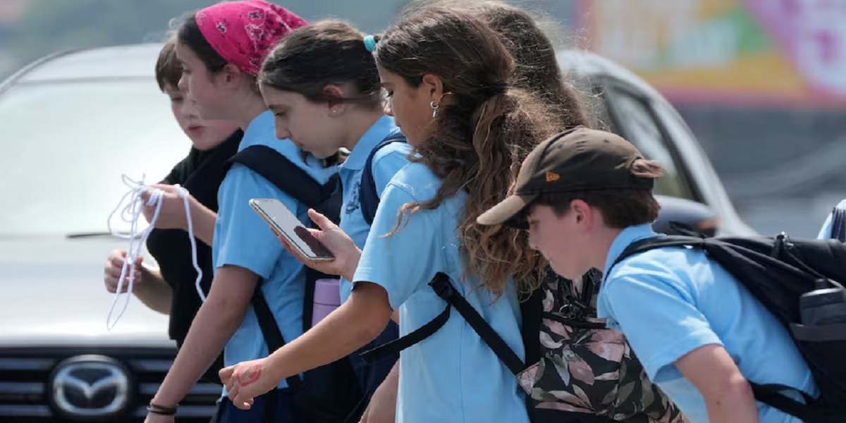 Canada introduces legislation to ban social media for children under 16