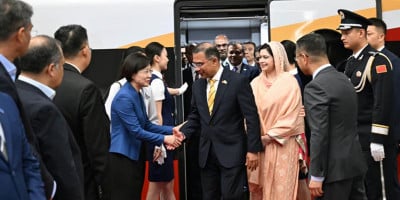 Red carpet rolled out as PM arrives in Beijing