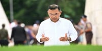 PM offers munajat at parents graves on returning home