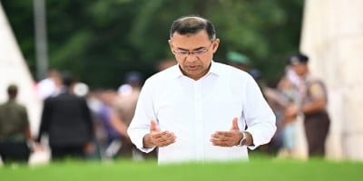 PM offers munajat at parents graves on returning home