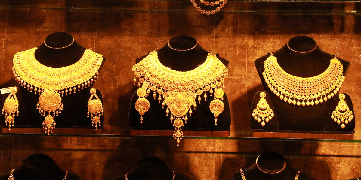 Gold price drops by Tk 3,266 per bhori